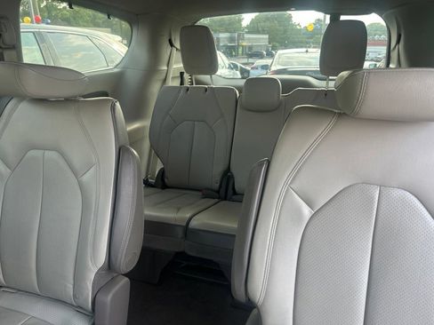 Used 2017 Chrysler Pacifica Touring-L Plus FWD image 19