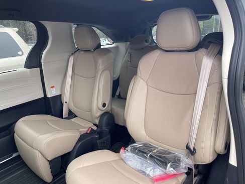 Used 2021 Toyota Sienna Limited image 11