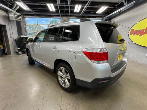 Used 2011 Toyota Highlander Limited w/ Tow Pkg AWD/4WD image 3