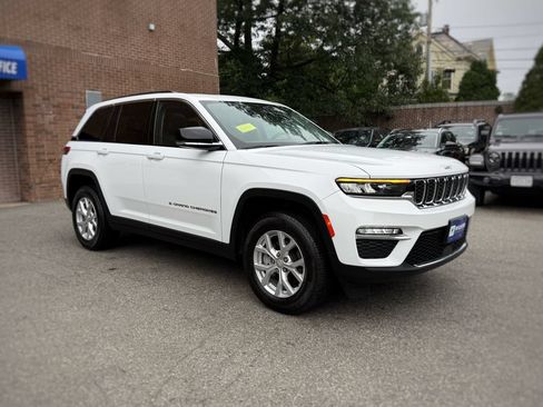 Used 2023 Jeep Grand Cherokee Limited AWD/4WD image 3