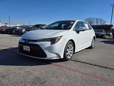 Used 2023 Toyota Corolla LE image 3