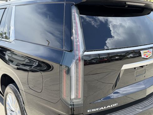 New 2026 Cadillac Escalade ESV Luxury w/ LPO, Floor Liner Package AWD/4WD image 10