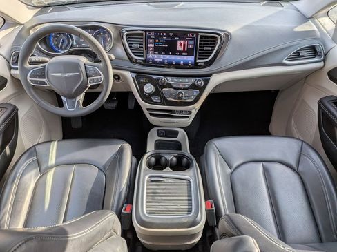 Certified 2023 Chrysler Pacifica Touring-L image 18