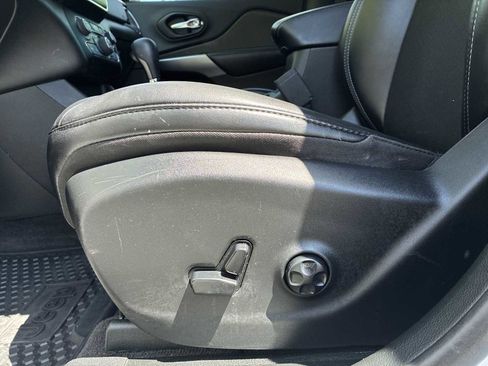 Used 2019 Jeep Cherokee Latitude Plus w/ Comfort/Convenience Group AWD/4WD image 13