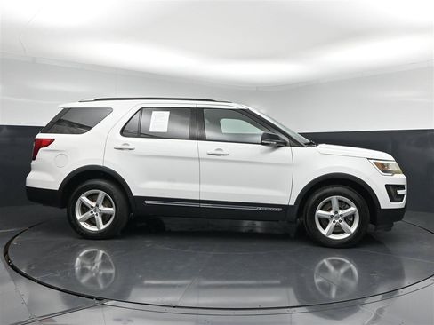 Used 2016 Ford Explorer XLT AWD/4WD image 4