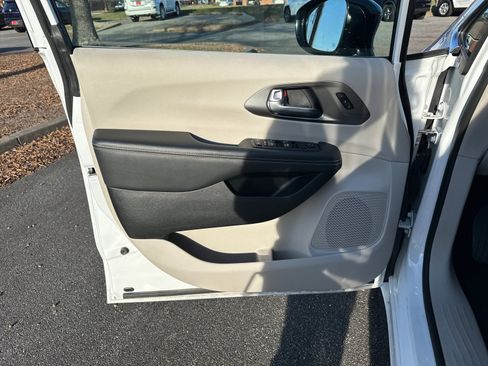 Used 2024 Chrysler Pacifica Touring-L image 10