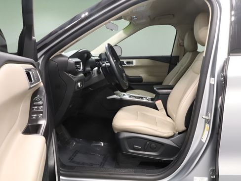 Used 2020 Ford Explorer XLT w/ Equipment Group 202A AWD/4WD image 11
