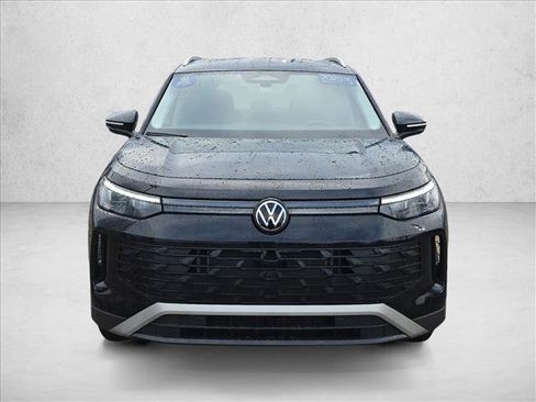 Used 2025 Volkswagen Tiguan SE image 2