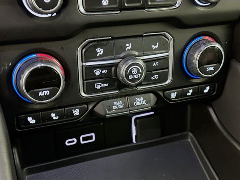 Used 2023 Chevrolet Suburban Premier image 24