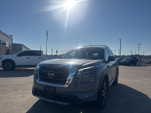 Certified 2025 Nissan Pathfinder Platinum image 6