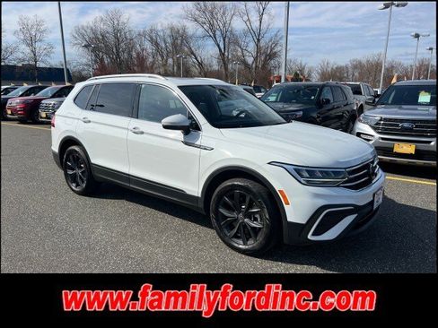 Used 2024 Volkswagen Tiguan SE w/ Panoramic Sunroof Package image 1