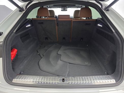 Used 2019 Audi Q8 Premium image 16