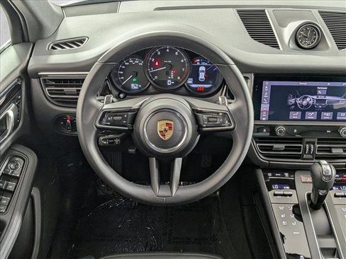 Certified 2025 Porsche Macan image 16