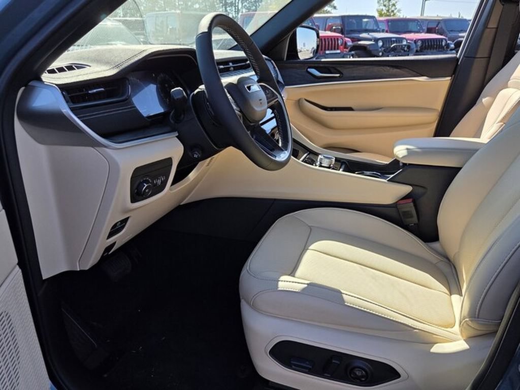 New 2027 Jeep Grand Cherokee Limited RWD image 3
