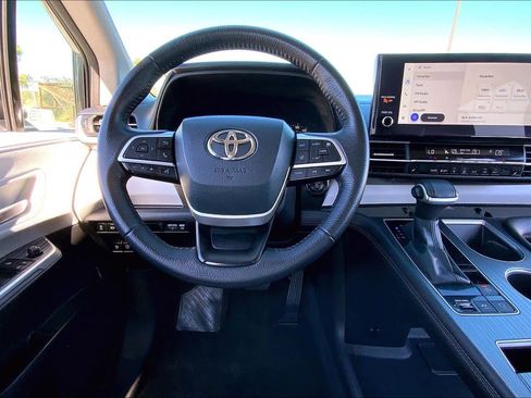 Used 2025 Toyota Sienna XLE image 5