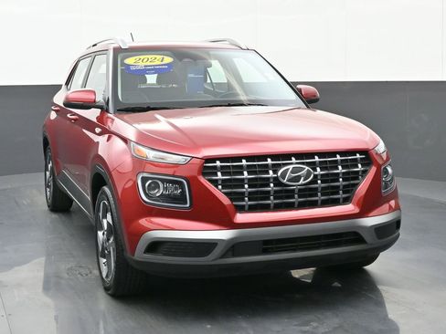 Used 2024 Hyundai Venue Limited image 9