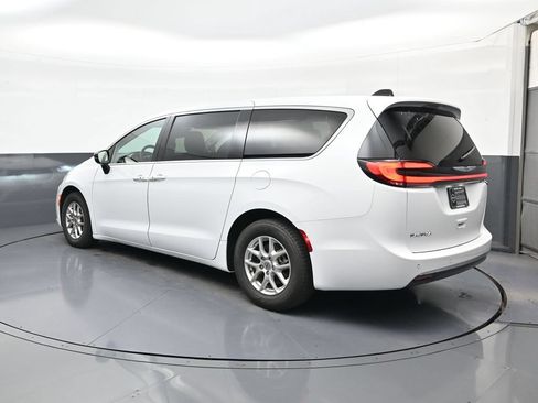Used 2024 Chrysler Pacifica Touring-L FWD image 5