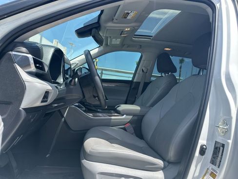 Used 2022 Toyota Highlander Platinum FWD image 13