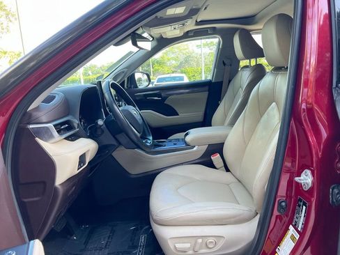 Used 2020 Toyota Highlander Limited FWD image 12