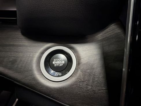 Used 2025 Jeep Grand Cherokee L Limited image 17