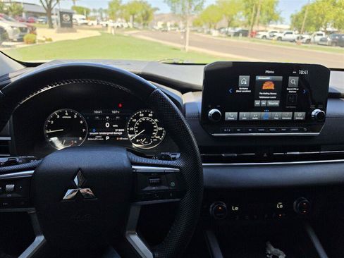 Used 2023 Mitsubishi Outlander SE FWD image 3