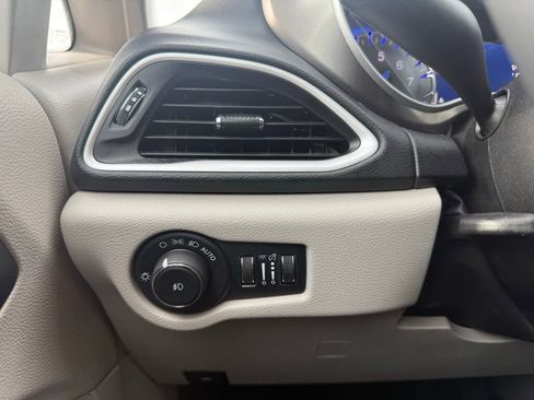 Used 2024 Chrysler Pacifica Touring-L image 20