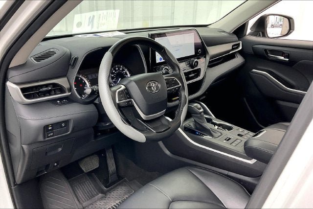 Used 2023 Toyota Highlander XLE AWD/4WD image 17