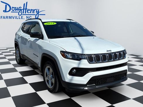 Used 2024 Jeep Compass Latitude AWD/4WD image 7