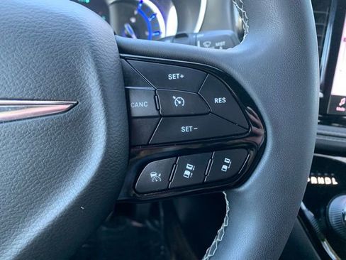 Used 2022 Chrysler Pacifica Touring-L w/ Uconnect Theater Family Group image 24