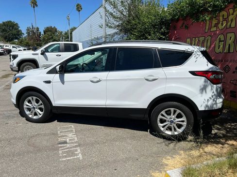 Used 2018 Ford Escape SE FWD image 7