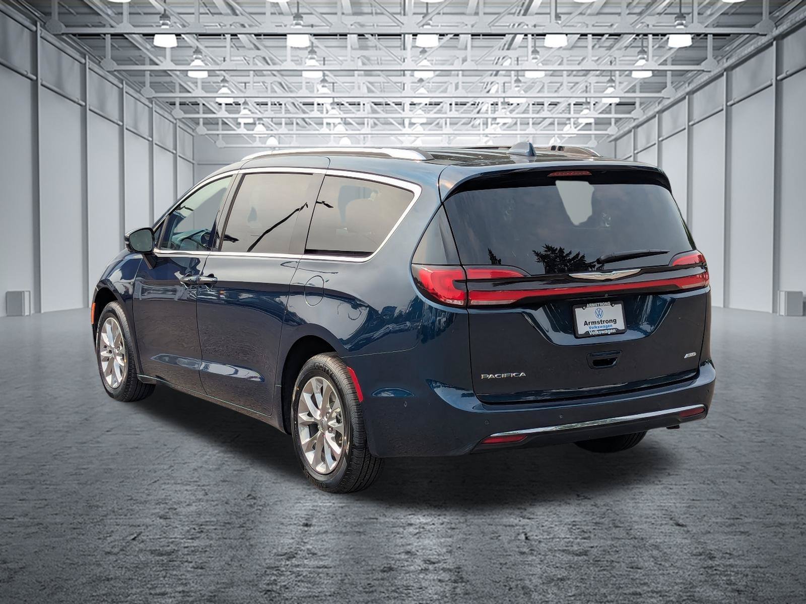 Used 2021 Chrysler Pacifica Touring-L w/ Uconnect Theater Family Group AWD/4WD image 3