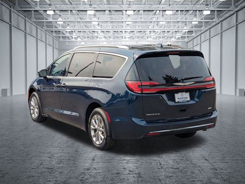 Used 2021 Chrysler Pacifica Touring-L w/ Uconnect Theater Family Group AWD/4WD image 3