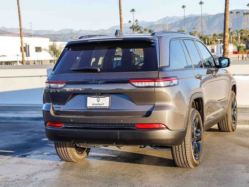 New 2025 Jeep Grand Cherokee Altitude image 9