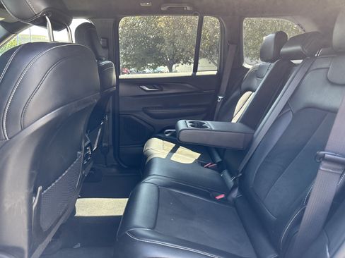 Used 2025 Jeep Grand Cherokee Altitude AWD/4WD image 27