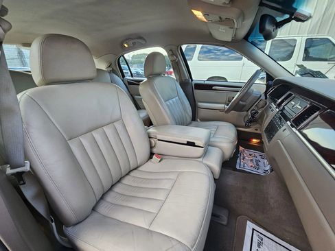 Used 2005 Lincoln Town Car Signature RWD image 6