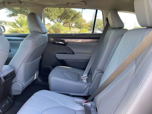 New 2026 Toyota Highlander Limited AWD/4WD image 3