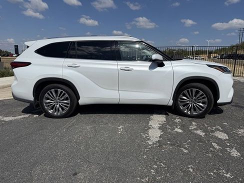 Used 2022 Toyota Highlander Platinum image 2