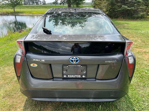 Used 2017 Toyota Prius Two w/ Carpet Mat Package FWD image 9