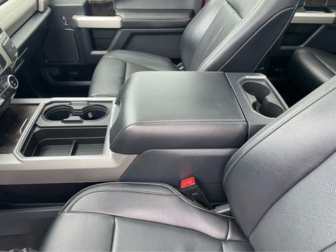 Used 2022 Ford F250 Lariat w/ Black Appearance Package image 29