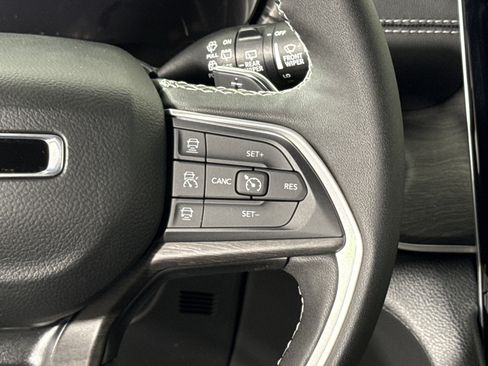 New 2025 Jeep Grand Cherokee Limited w/ Luxury Tech Group II image 15