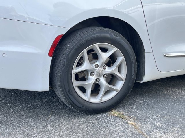 Used 2018 Chrysler Pacifica Touring-L Plus w/ Advanced Safetytec Group FWD image 14