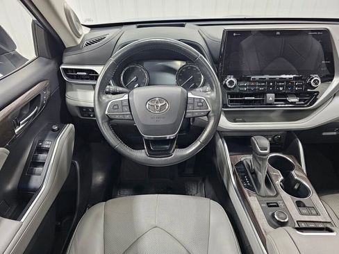 Used 2021 Toyota Highlander Platinum image 5