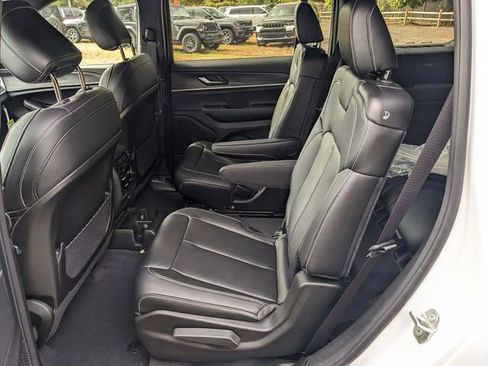 New 2024 Jeep Grand Cherokee L Limited image 10
