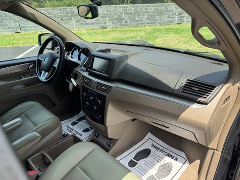 Used 2011 Volkswagen Routan SE FWD image 13