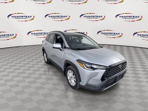 Used 2023 Toyota Corolla Cross LE image 2