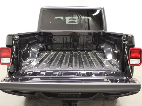 Used 2023 Jeep Gladiator Sport image 15