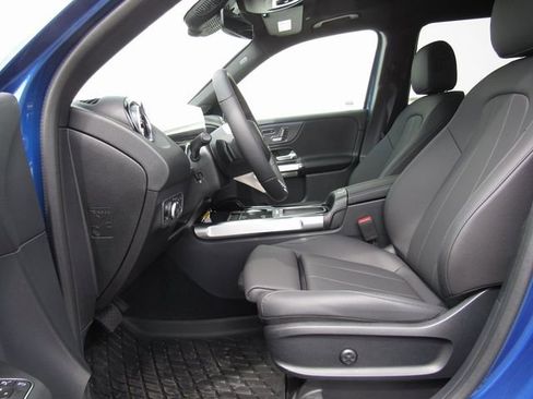 Used 2025 Mercedes-Benz GLB 250 4MATIC image 10