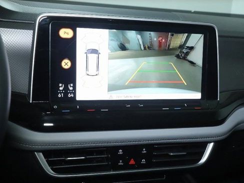 Used 2025 Volkswagen Atlas Peak Edition SE image 32