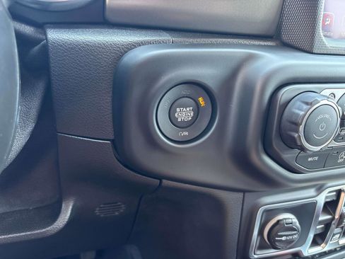 Used 2021 Jeep Gladiator Sport image 22