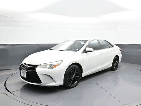 Used 2015 Toyota Camry SE image 1